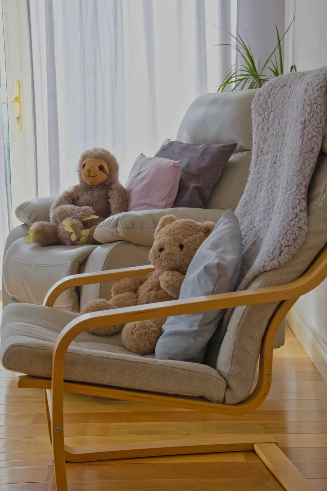 A quiet lounge corner with armchairs and soft toys